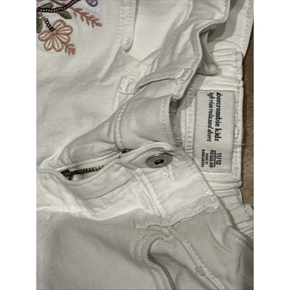 Abercrombie Girls High Rise Relaxed Embroidered Flower Shorts 11/12 EUC White - Picture 3 of 3